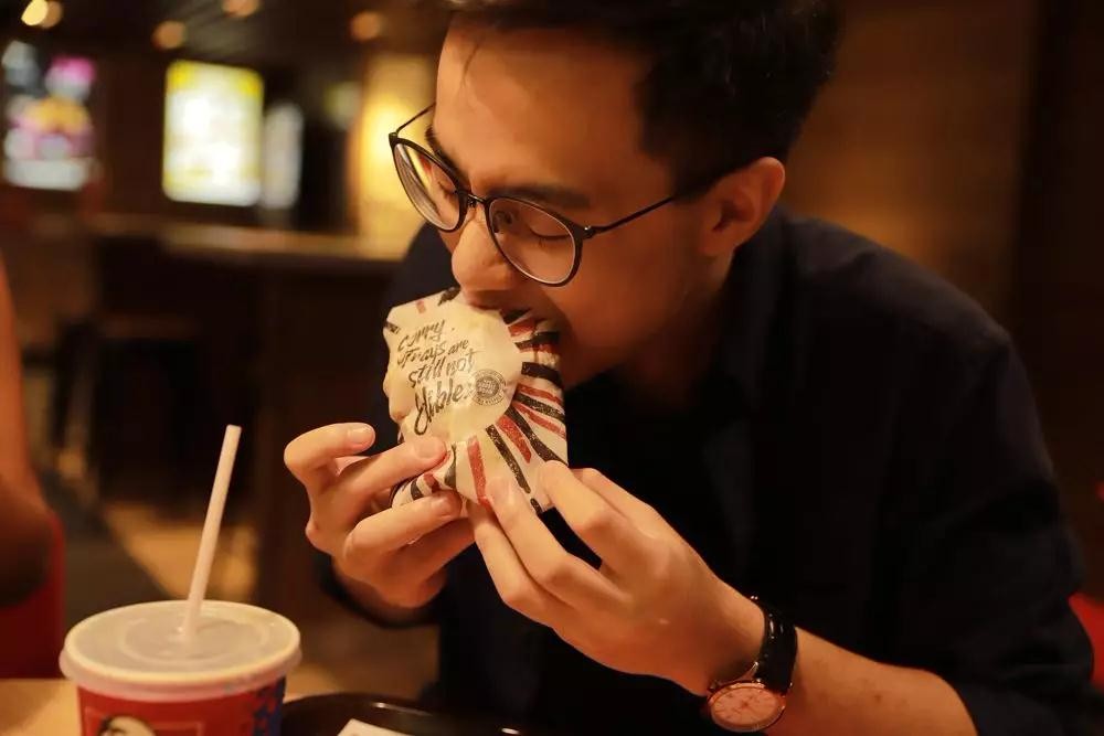 肯德基包装纸:别丢!能吃!